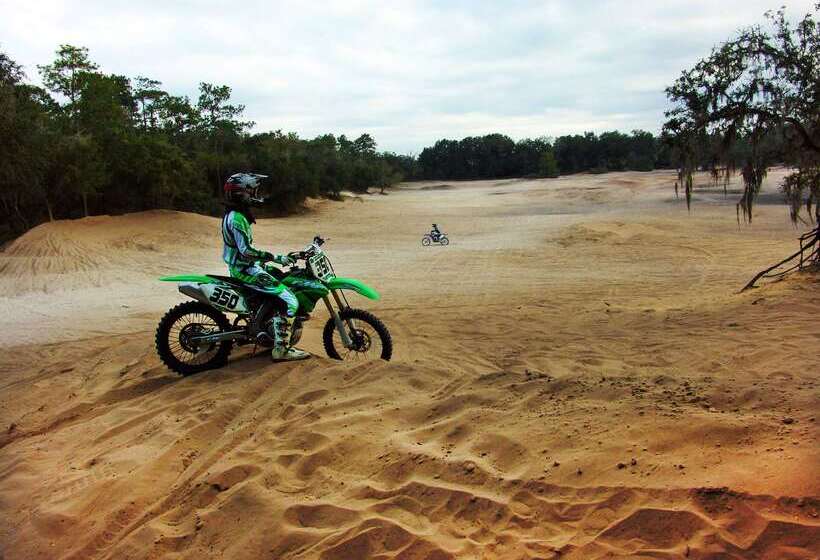 בית מלון כפרי Hampton Inn Brooksville Dade