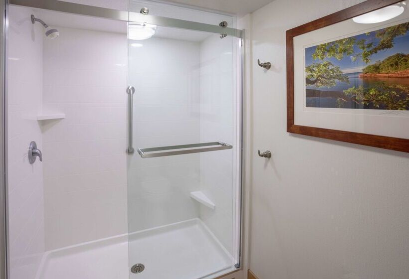 هتل Hampton Inn Duluth Canal Park