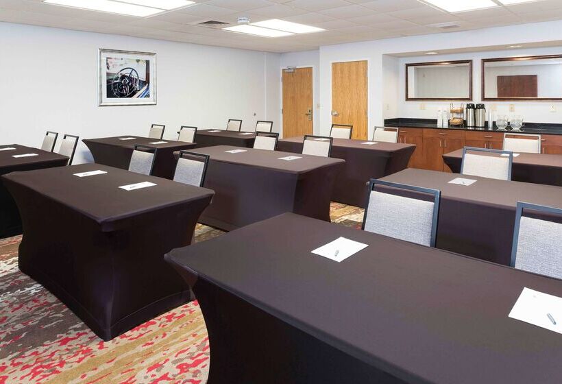 Отель Hampton Inn Grand Rapids North