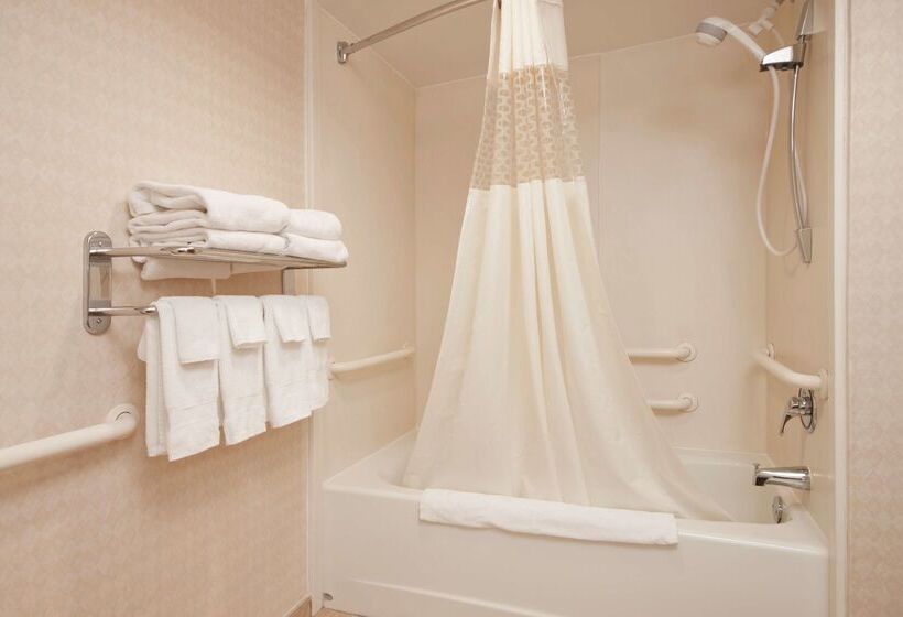 Отель Hampton Inn Grand Rapids North