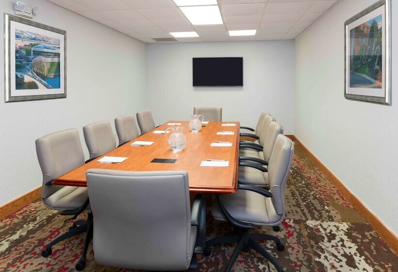 Отель Hampton Inn Grand Rapids North