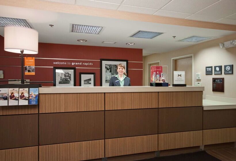 Отель Hampton Inn Grand Rapids North