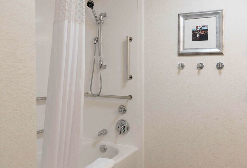 Отель Hampton Inn Grand Rapids North