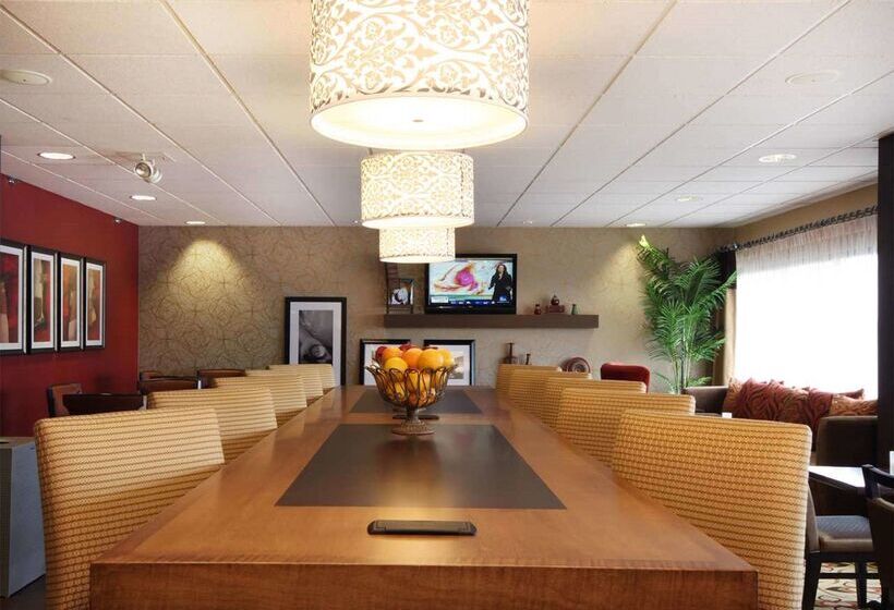 Отель Hampton Inn Grand Rapids North