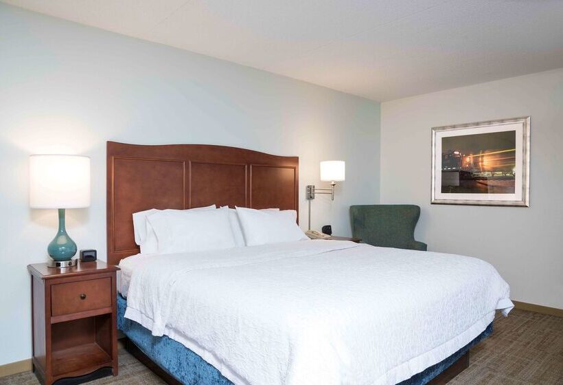 Отель Hampton Inn Grand Rapids North