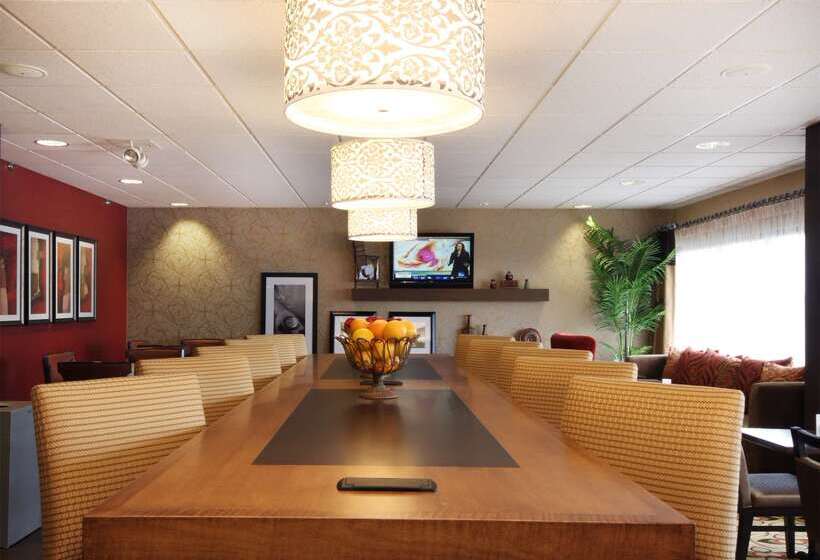 Отель Hampton Inn Grand Rapids North