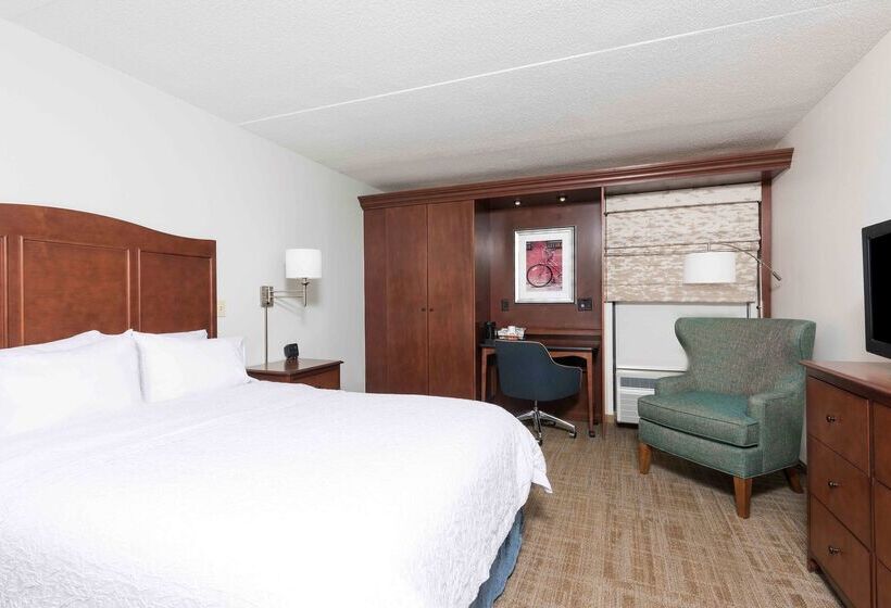 Отель Hampton Inn Grand Rapids North