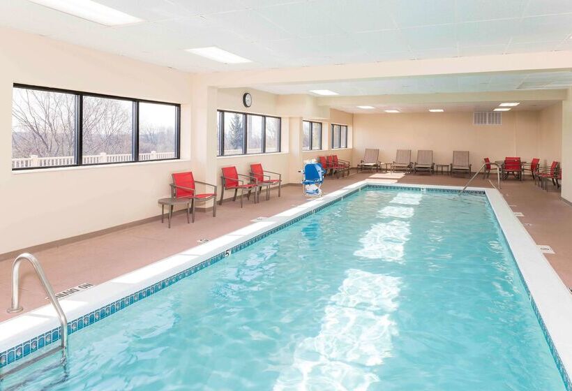 Отель Hampton Inn Grand Rapids North