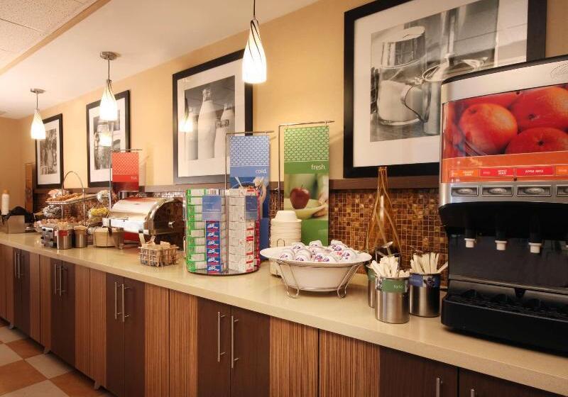 Отель Hampton Inn Grand Rapids North