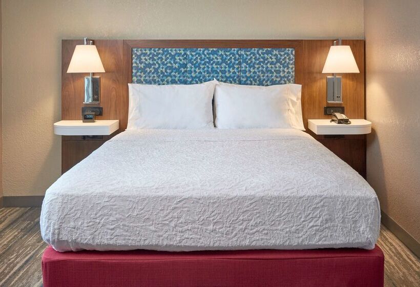 Отель Hampton Inn By Hilton Harrisburg West