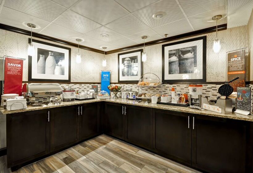 בית מלון כפרי Hampton Inn Kansas City Airport