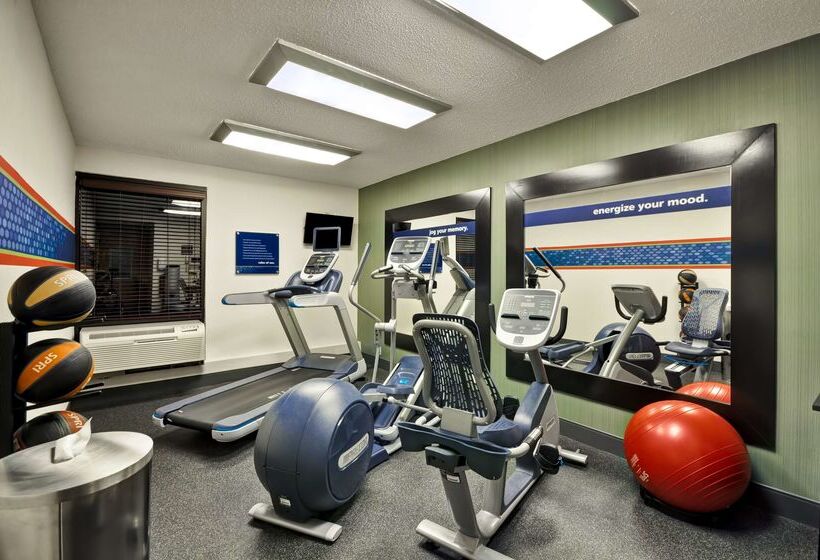 בית מלון כפרי Hampton Inn Kansas City Airport