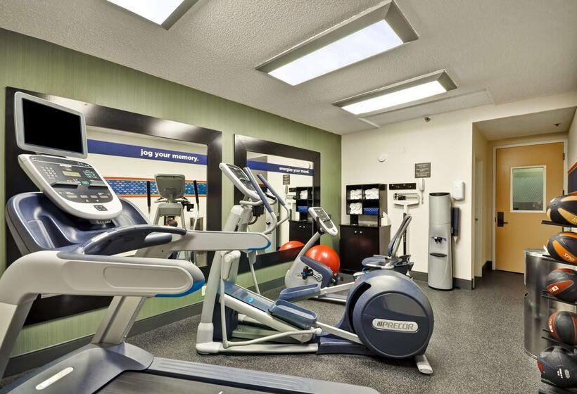 בית מלון כפרי Hampton Inn Kansas City Airport