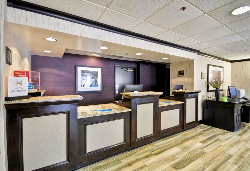 בית מלון כפרי Hampton Inn Kansas City Airport