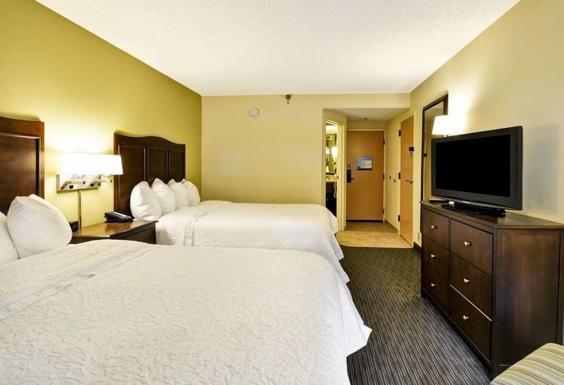 בית מלון כפרי Hampton Inn Kansas City Airport