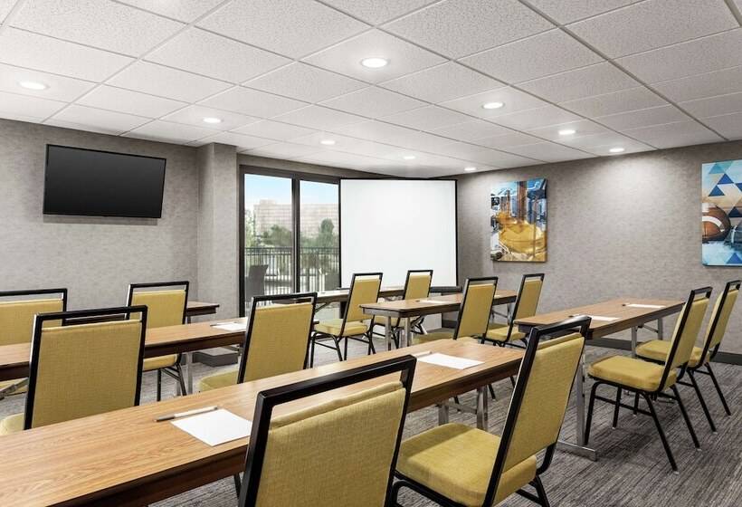 בית מלון כפרי Hampton Inn Kansas City Airport