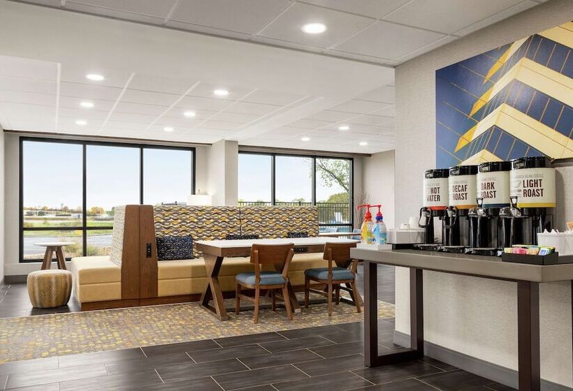 בית מלון כפרי Hampton Inn Kansas City Airport