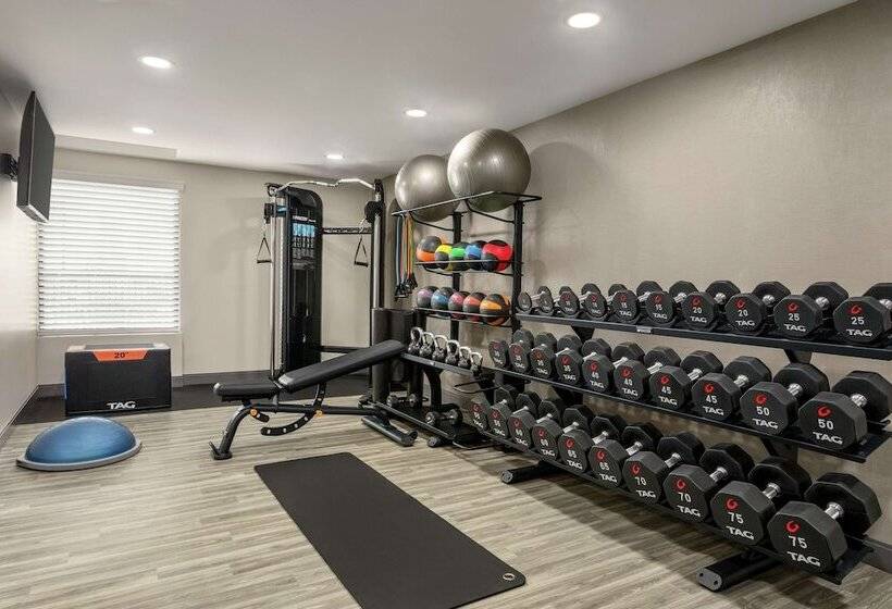 בית מלון כפרי Hampton Inn Kansas City Airport