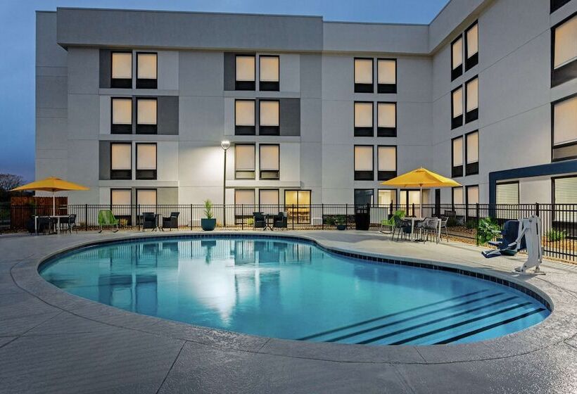 בית מלון כפרי Hampton Inn Kansas City Airport