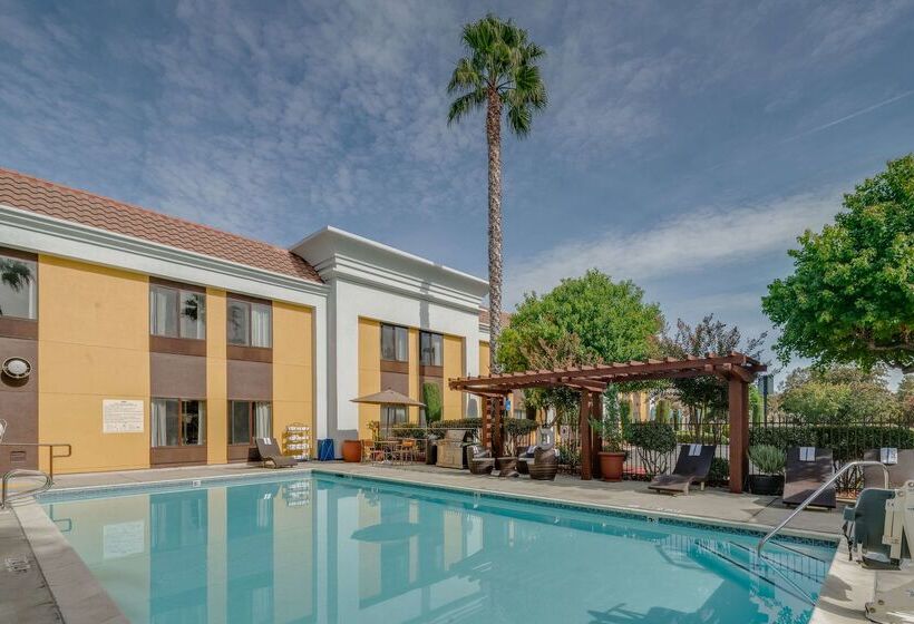 בית מלון כפרי Hampton Inn Livermore