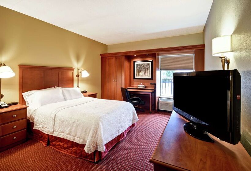 هتل Hampton Inn Louisvilleairport