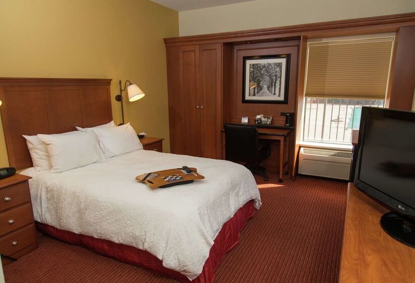 هتل Hampton Inn Louisvilleairport