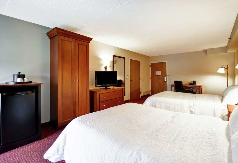 هتل Hampton Inn Louisvilleairport