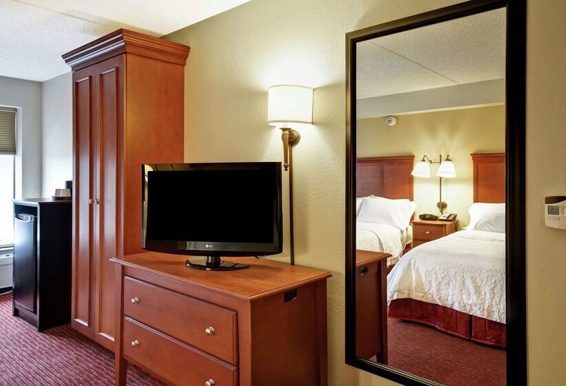 هتل Hampton Inn Louisvilleairport