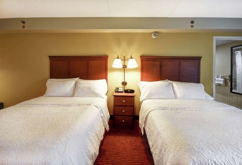 هتل Hampton Inn Louisvilleairport