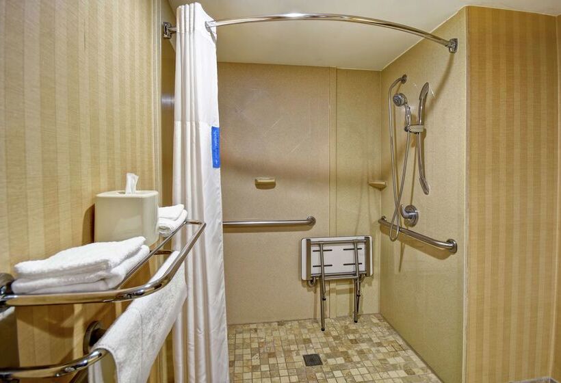 هتل Hampton Inn Louisvilleairport