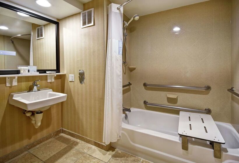 هتل Hampton Inn Louisvilleairport