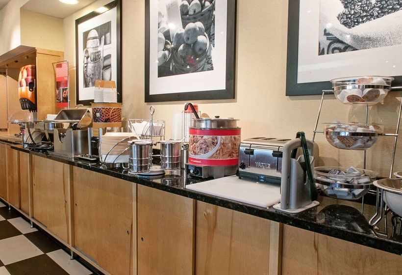 هتل Hampton Inn Louisvilleairport