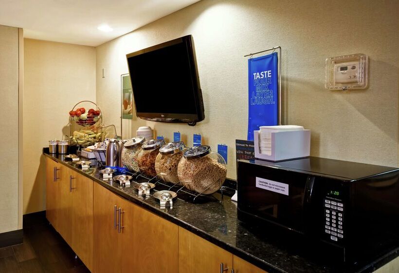 هتل Hampton Inn Louisvilleairport