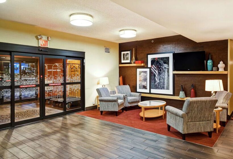 هتل Hampton Inn Louisvilleairport