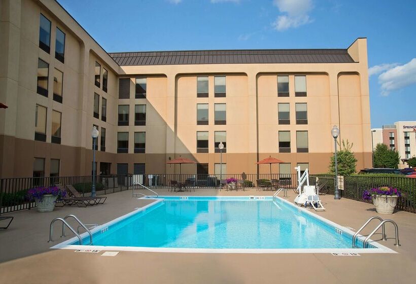 هتل Hampton Inn Louisvilleairport