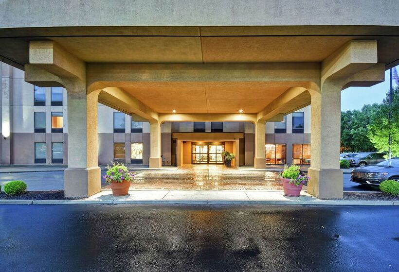 هتل Hampton Inn Louisvilleairport