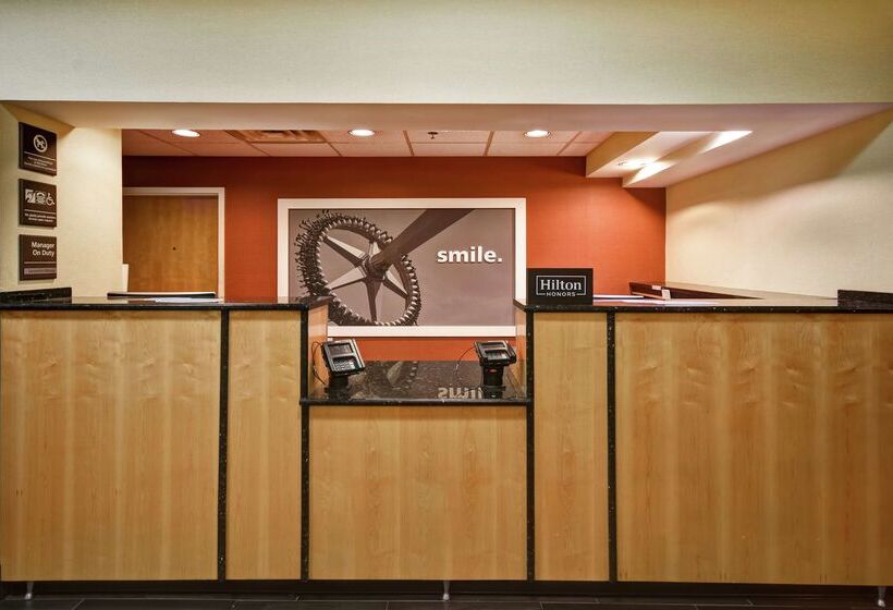 هتل Hampton Inn Louisvilleairport