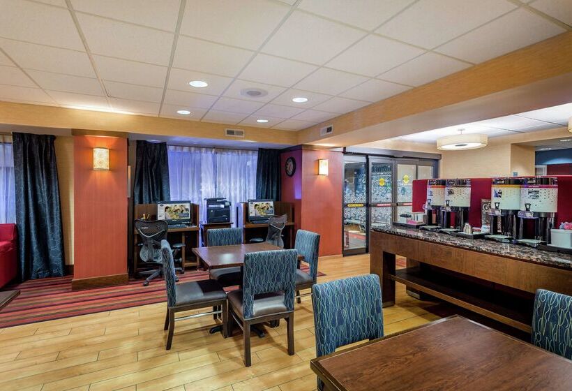 בית מלון כפרי Hampton Inn Milwaukee Airport