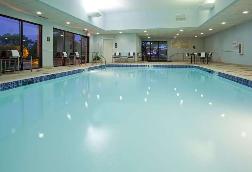 هتل Hampton Inn Milwaukee Airport