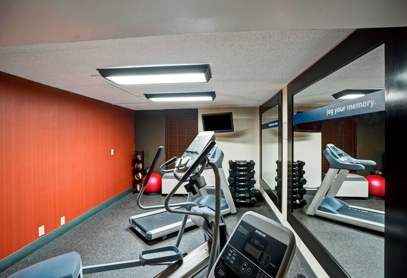 هتل Hampton Inn Norfolk Naval Base