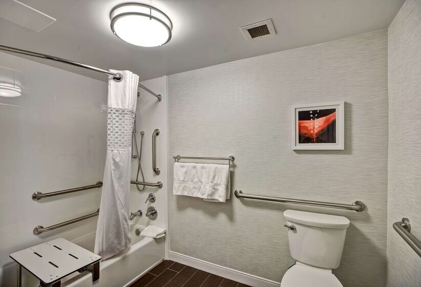 هتل Hampton Inn Norfolk Naval Base