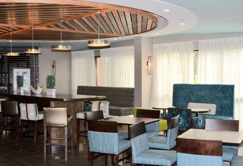 هتل Hampton Inn Perry