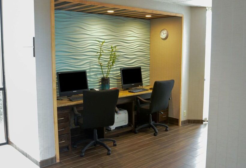 هتل Hampton Inn Perry