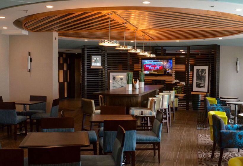 هتل Hampton Inn Perry