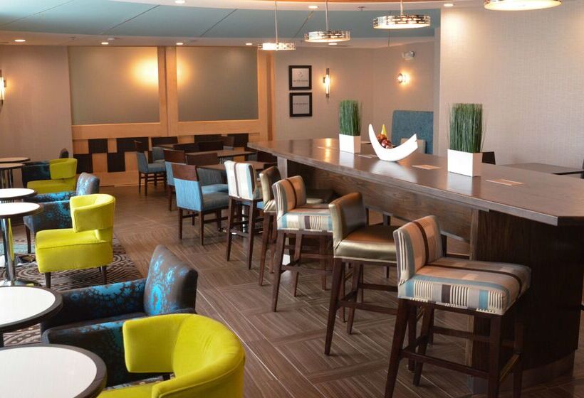 هتل Hampton Inn Perry