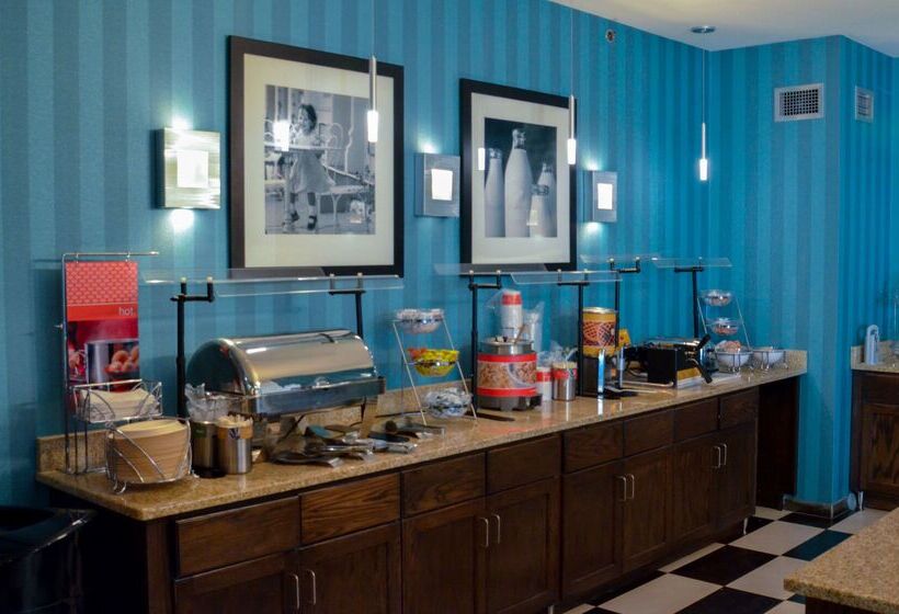 هتل Hampton Inn Perry