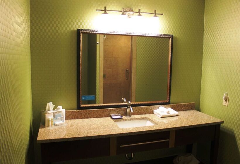 هتل Hampton Inn Perry