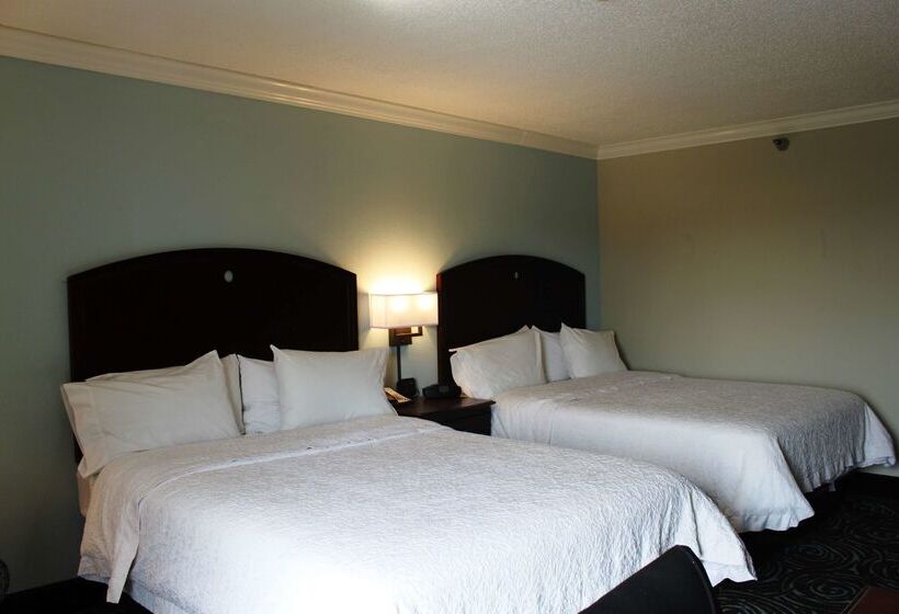 هتل Hampton Inn Perry