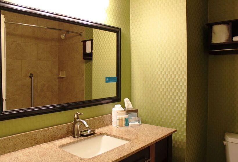 هتل Hampton Inn Perry