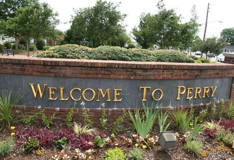 هتل Hampton Inn Perry